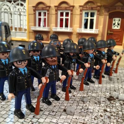 Expoition playmobil gendarmerie pendant mai 68