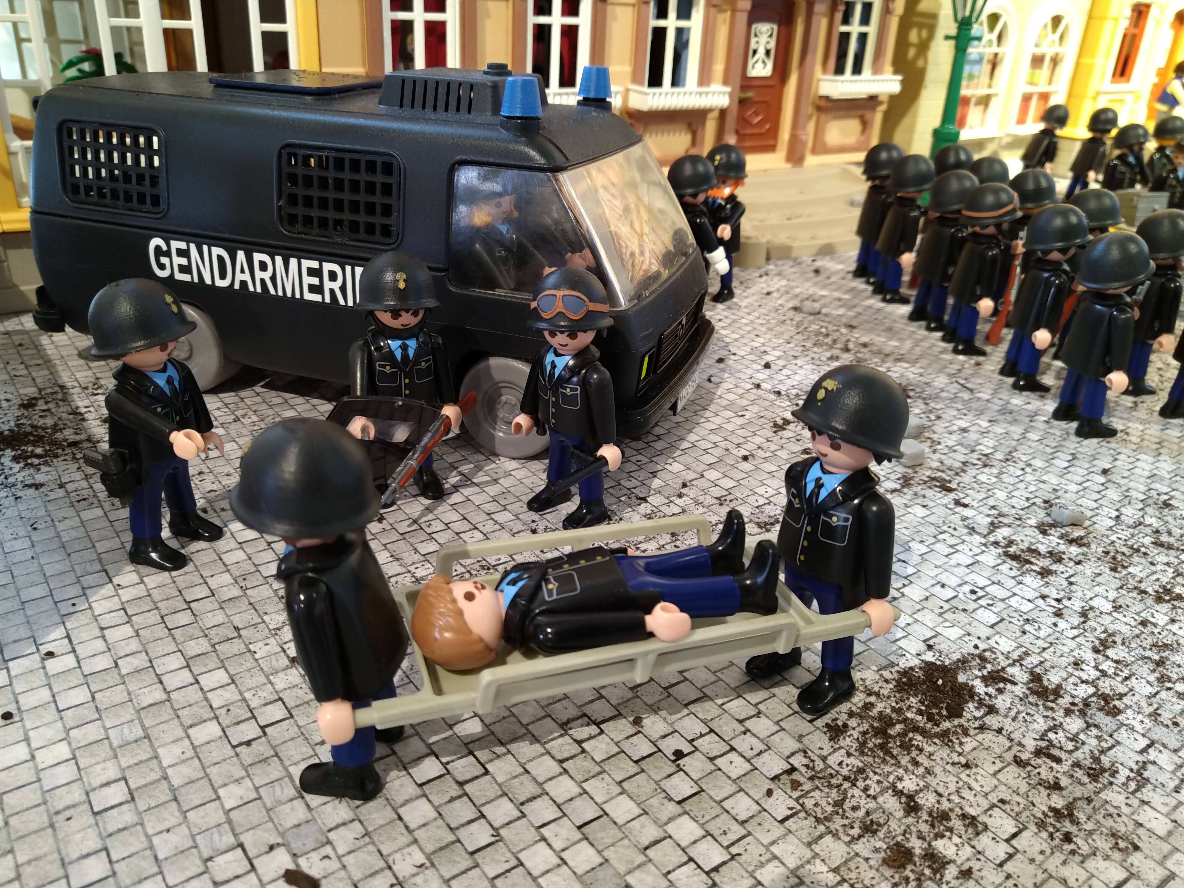 Exposition playmobil gendarmerie pendant mai 68