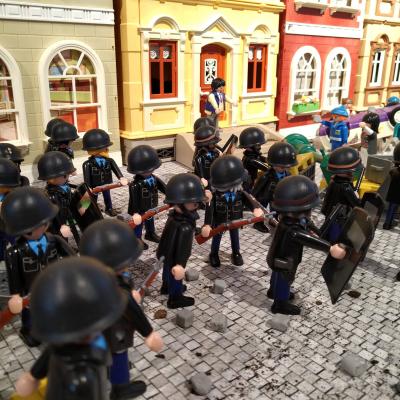 Exposition playmobil gendarmerie pendant mai 68