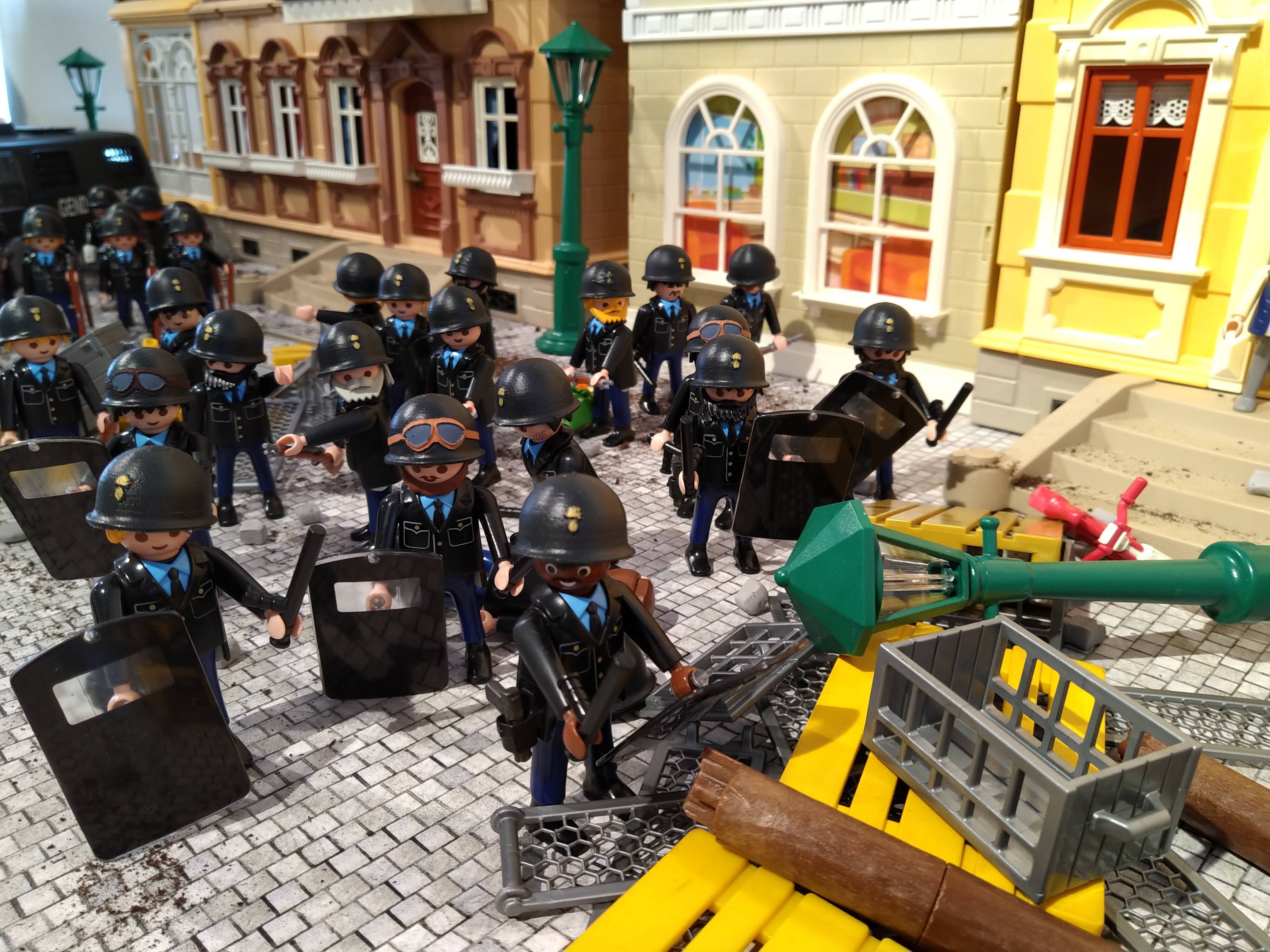 Exposition playmobil gendarmerie pendant mai 68