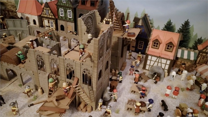 Exposition playmobil sur l'histoire - construction cathédrales