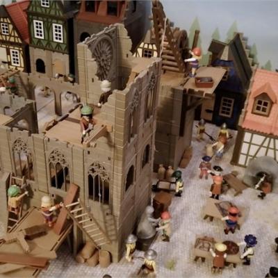 Exposition playmobil sur l'histoire - construction cathédrales