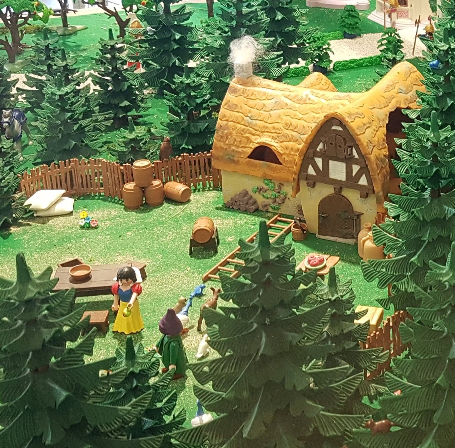 EN IMAGES. Les Playmobil s'exposent dans les serres du jardin