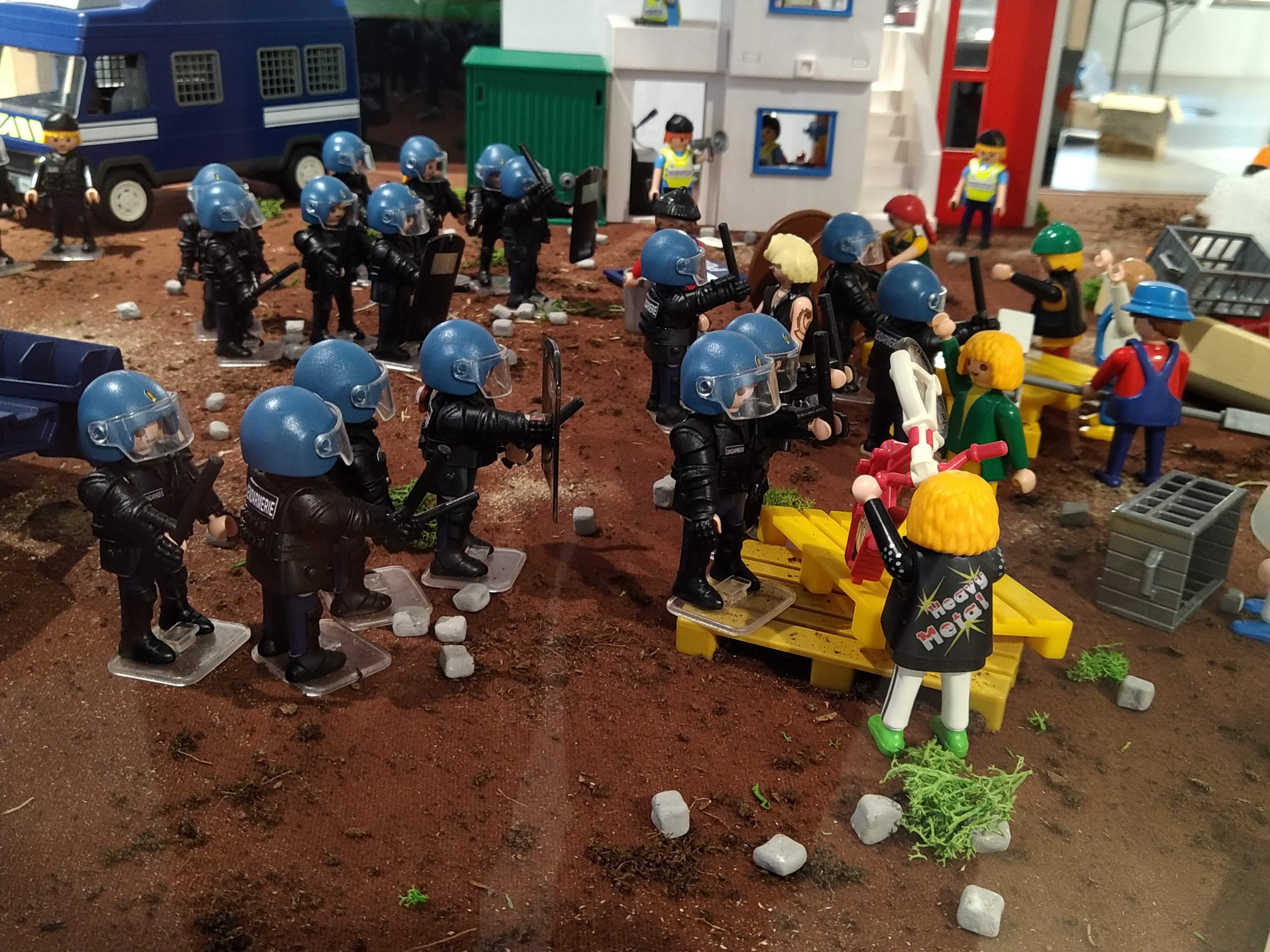 Gendarmerie mobile en intervention en  playmobil