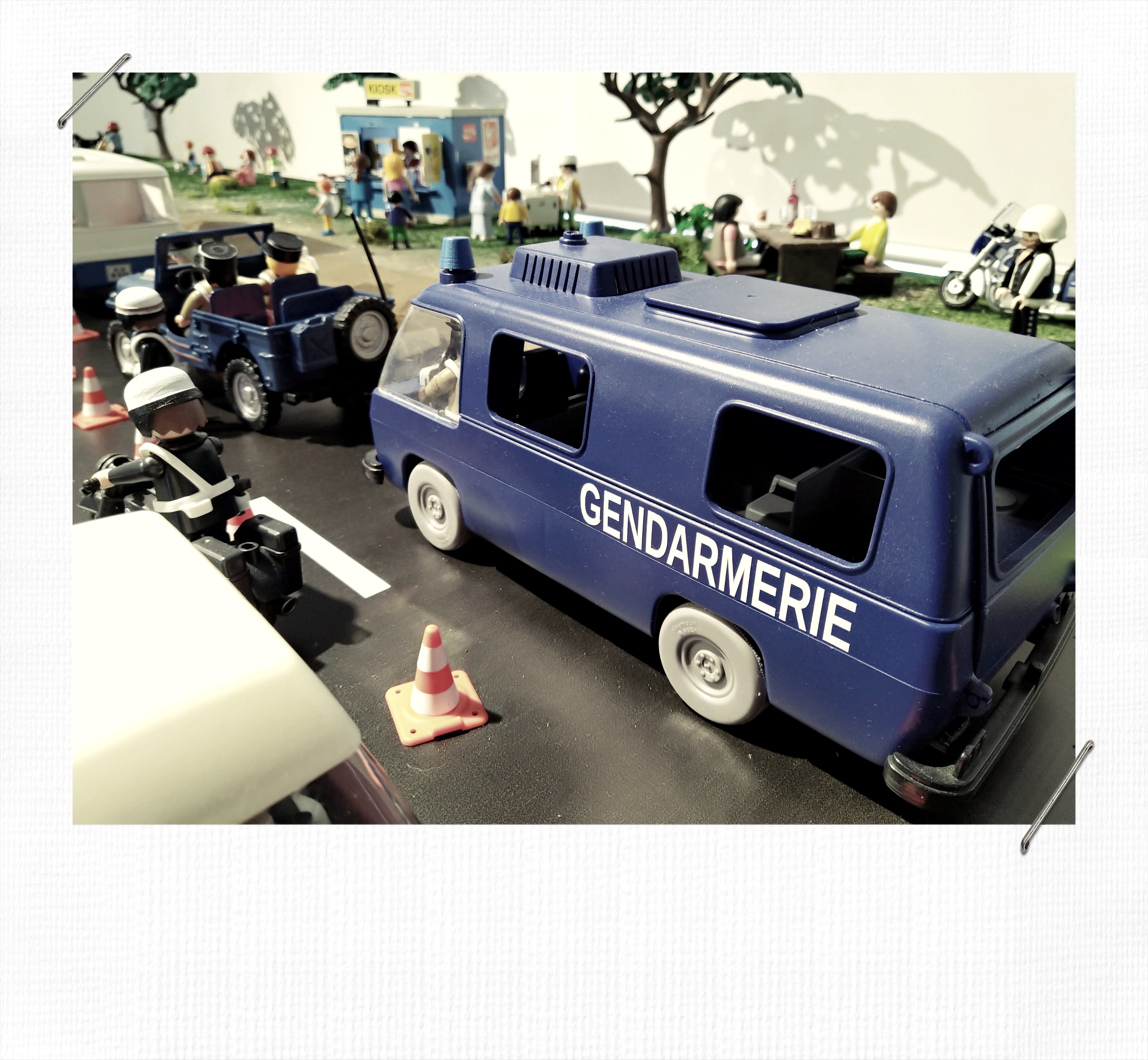 Gendarmerie playmobil contrôle routier sur la N7 dans les années 70