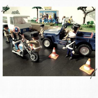 Gendarmerie playmobil contrôle routier sur la N7 dans les années 70