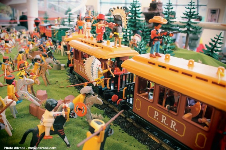 Diorama Playmobil thème western - l'attaque du train par les indiens