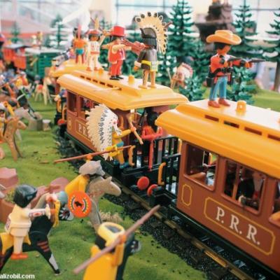 Diorama Playmobil thème western - l'attaque du train par les indiens