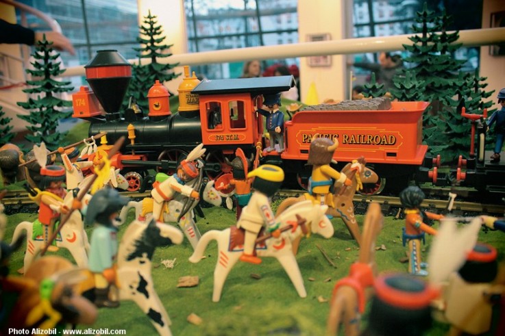 Diorama Playmobil thème western - l'attaque du train par les indiens