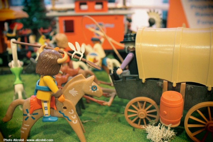 Diorama Playmobil thème western - l'attaque du train par les indiens