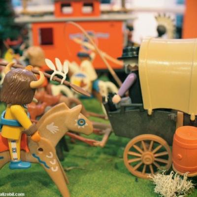 Diorama Playmobil thème western - l'attaque du train par les indiens