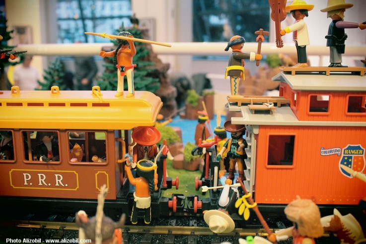 Diorama Playmobil thème western - l'attaque du train par les indiens