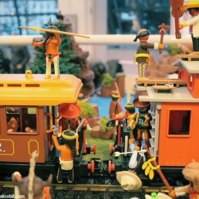 Diorama Playmobil thème western - l'attaque du train par les indiens