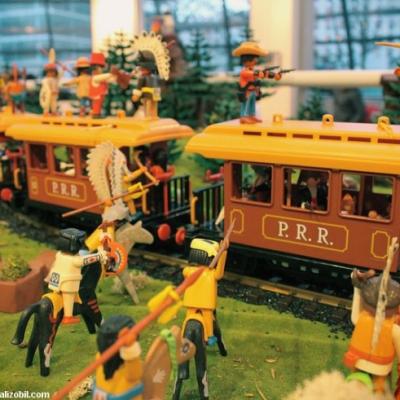 Diorama Playmobil thème western - l'attaque du train par les indiens