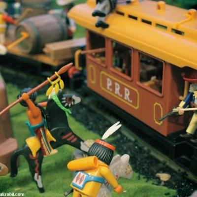 Diorama Playmobil thème western - l'attaque du train par les indiens