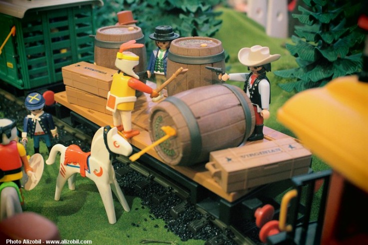 Diorama Playmobil thème western - l'attaque du train par les indiens