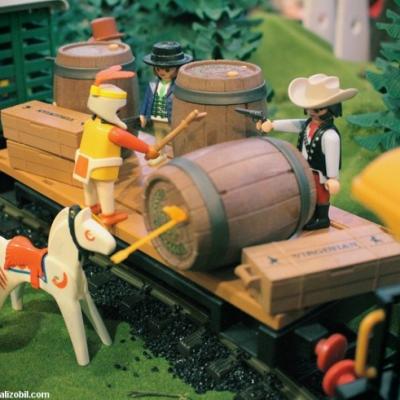 Diorama Playmobil thème western - l'attaque du train par les indiens