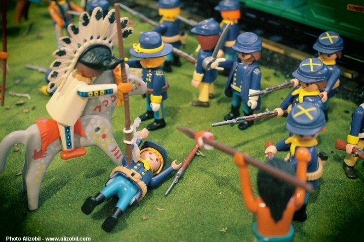 Diorama Playmobil thème western - l'attaque du train par les indiens