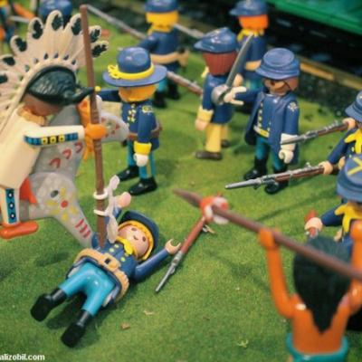 Diorama Playmobil thème western - l'attaque du train par les indiens