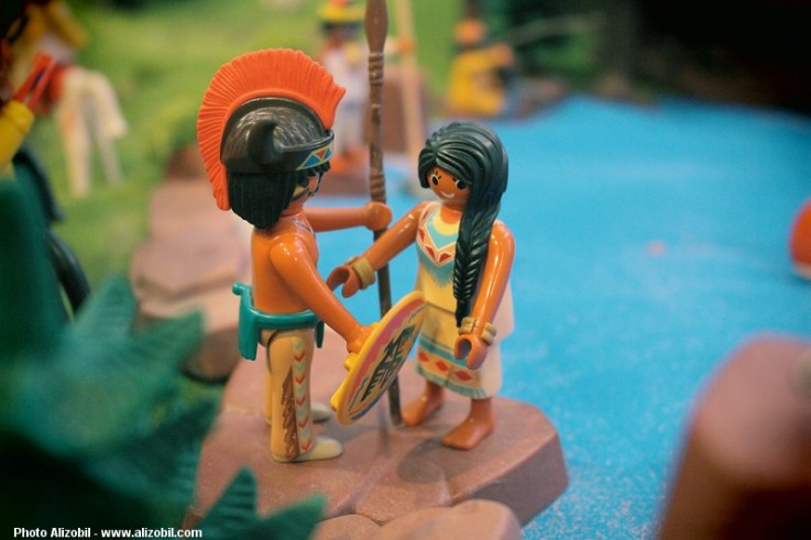 Diorama Playmobil thème western - l'attaque du train par les indiens