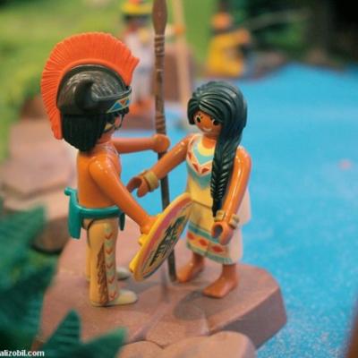 Diorama Playmobil thème western - l'attaque du train par les indiens