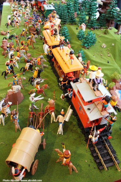 Diorama Playmobil thème western - l'attaque du train par les indiens