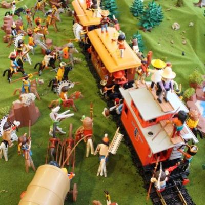 Diorama Playmobil thème western - l'attaque du train par les indiens