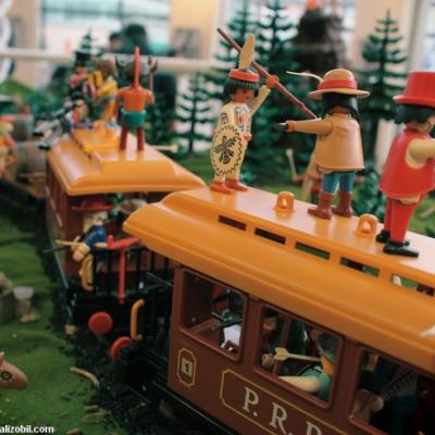 Diorama Playmobil thème western - l'attaque du train par les indiens