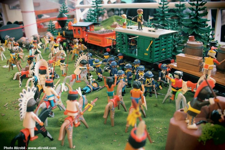 Diorama Playmobil thème western - l'attaque du train par les indiens