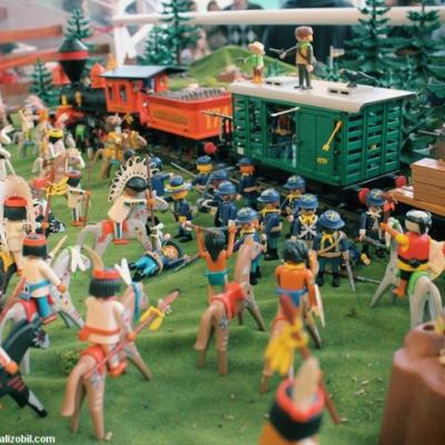 Diorama Playmobil thème western - l'attaque du train par les indiens