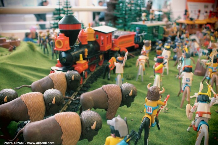 Diorama Playmobil thème western - l'attaque du train par les indiens