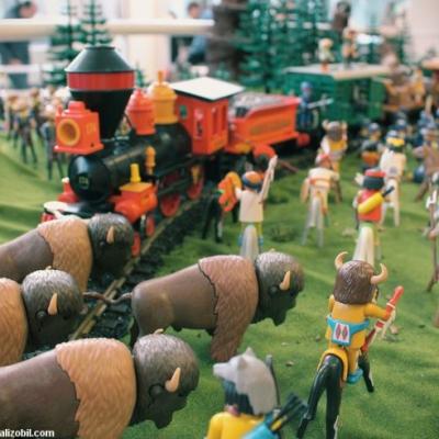 Diorama Playmobil thème western - l'attaque du train par les indiens