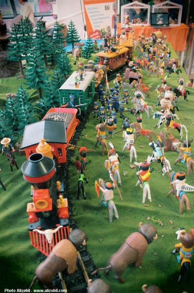 Diorama Playmobil thème western - l'attaque du train par les indiens