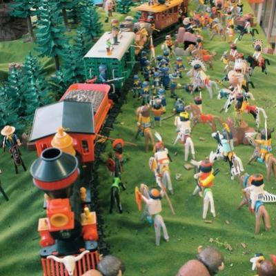 Diorama Playmobil thème western - l'attaque du train par les indiens