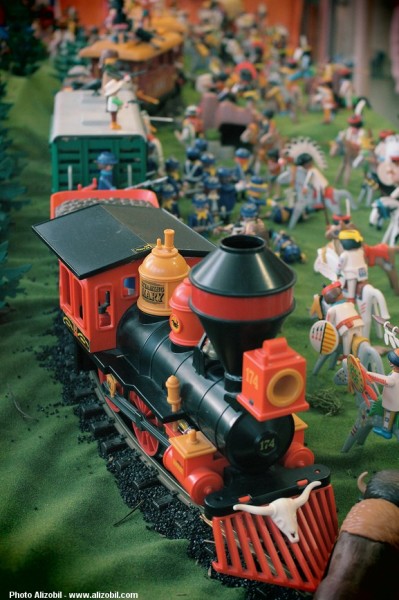 Diorama Playmobil thème western - l'attaque du train par les indiens