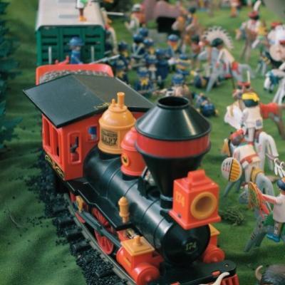 Diorama Playmobil thème western - l'attaque du train par les indiens