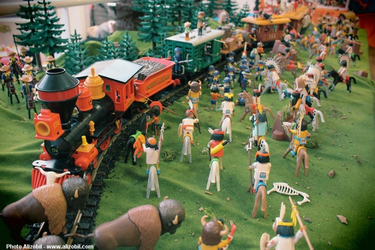 Diorama Playmobil thème western - l'attaque du train par les indiens