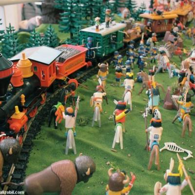 Diorama Playmobil thème western - l'attaque du train par les indiens