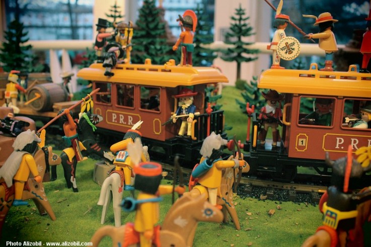 Diorama Playmobil thème western - l'attaque du train par les indiens