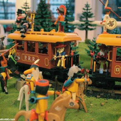 Diorama Playmobil thème western - l'attaque du train par les indiens