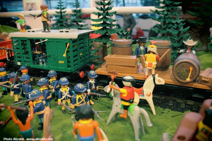 Diorama Playmobil thème western - l'attaque du train par les indiens