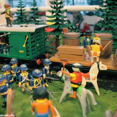 Diorama Playmobil thème western - l'attaque du train par les indiens