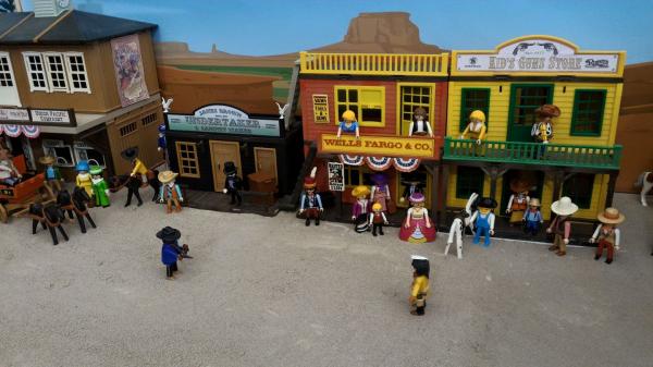 Faire une exposition playmobil decor western