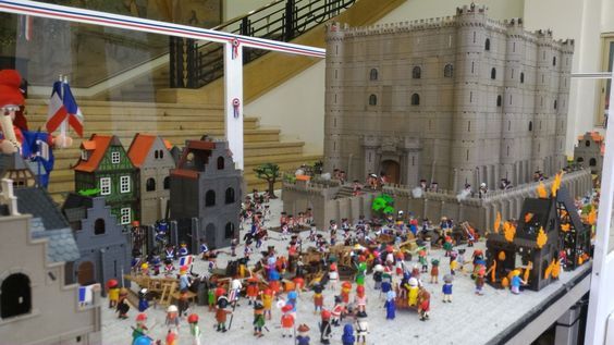 La Bastille réalisée par Dominique Béthune avec une partie de sa collection de jouets Playmobil